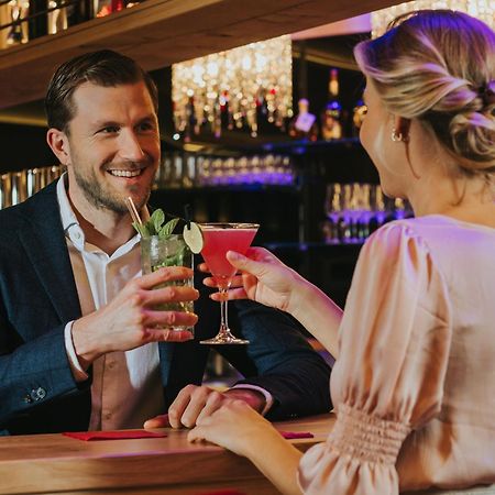 Ortner'S Resort บาดฟึสซิง ภายนอก รูปภาพ A couple drinking cocktails