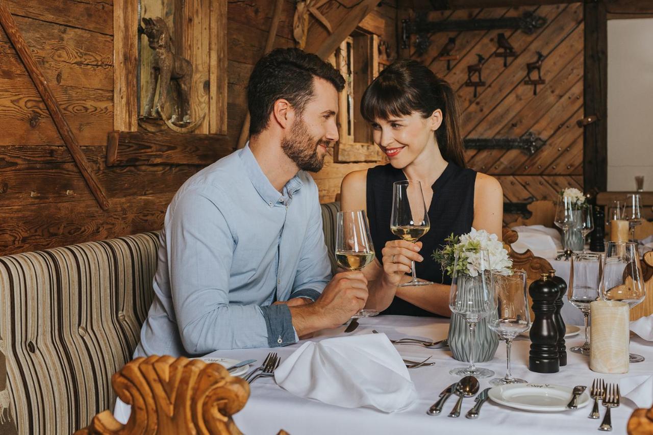 Ortner'S Resort บาดฟึสซิง ภายนอก รูปภาพ A couple dining at a restaurant