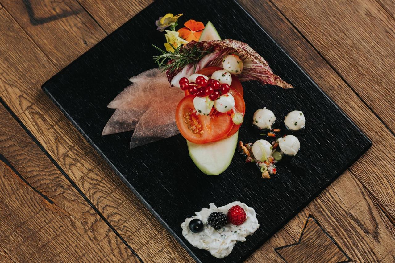 Ortner'S Resort บาดฟึสซิง ภายนอก รูปภาพ A plate of cured and smoked reindeer