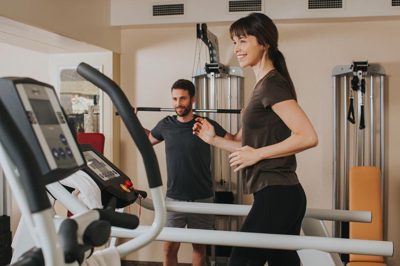 Ortner'S Resort บาดฟึสซิง ภายนอก รูปภาพ A personal trainer with a client