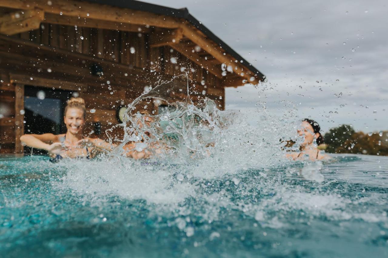 Ortner'S Resort บาดฟึสซิง ภายนอก รูปภาพ The outdoor pool at the Aqua Mundo in De Eemhof