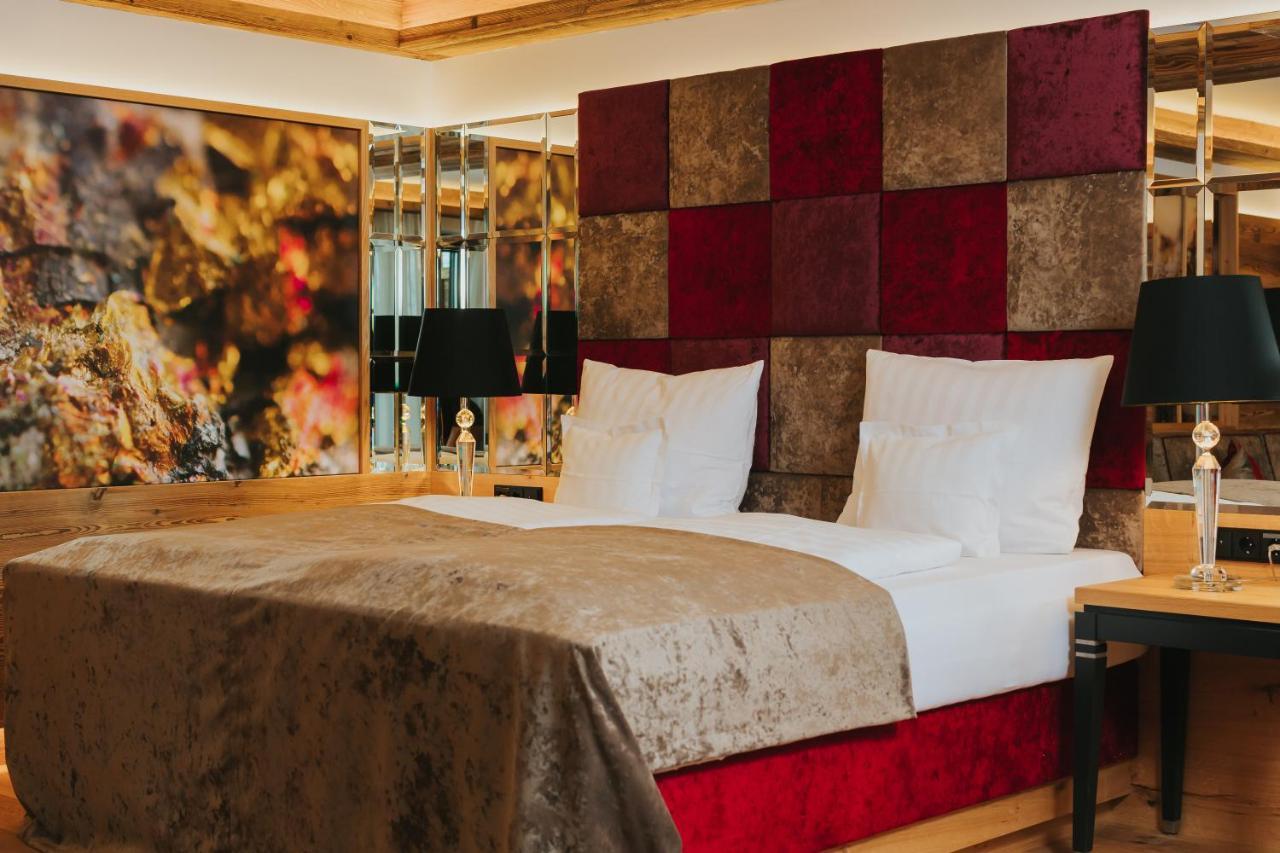 Ortner'S Resort บาดฟึสซิง ภายนอก รูปภาพ A bedroom at the Hotel de Crillon