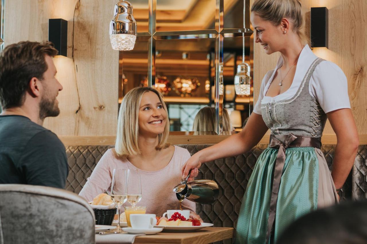 Ortner'S Resort บาดฟึสซิง ภายนอก รูปภาพ A waitress serving customers