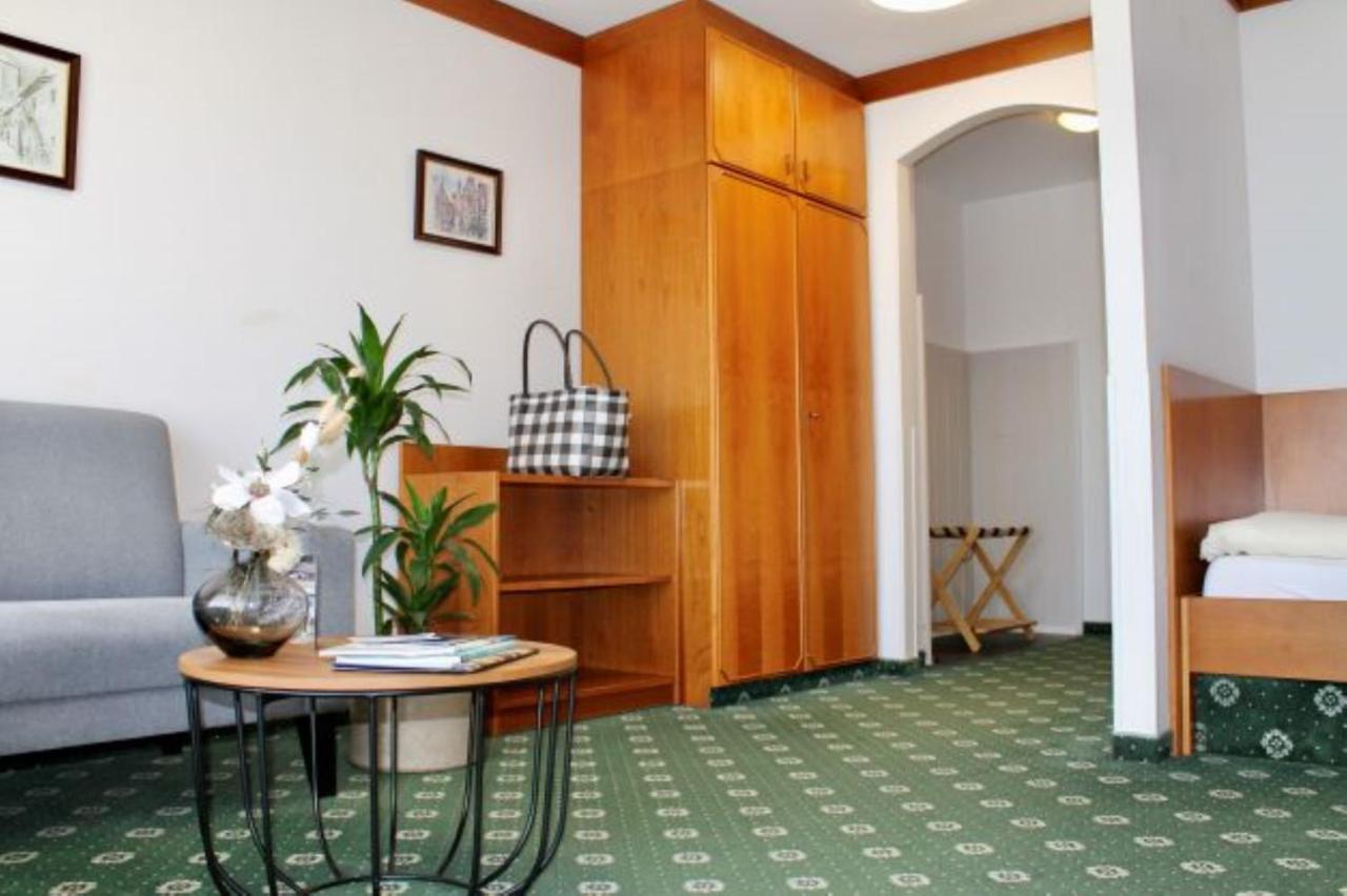 Ortner'S Resort บาดฟึสซิง ภายนอก รูปภาพ A typical hotel room