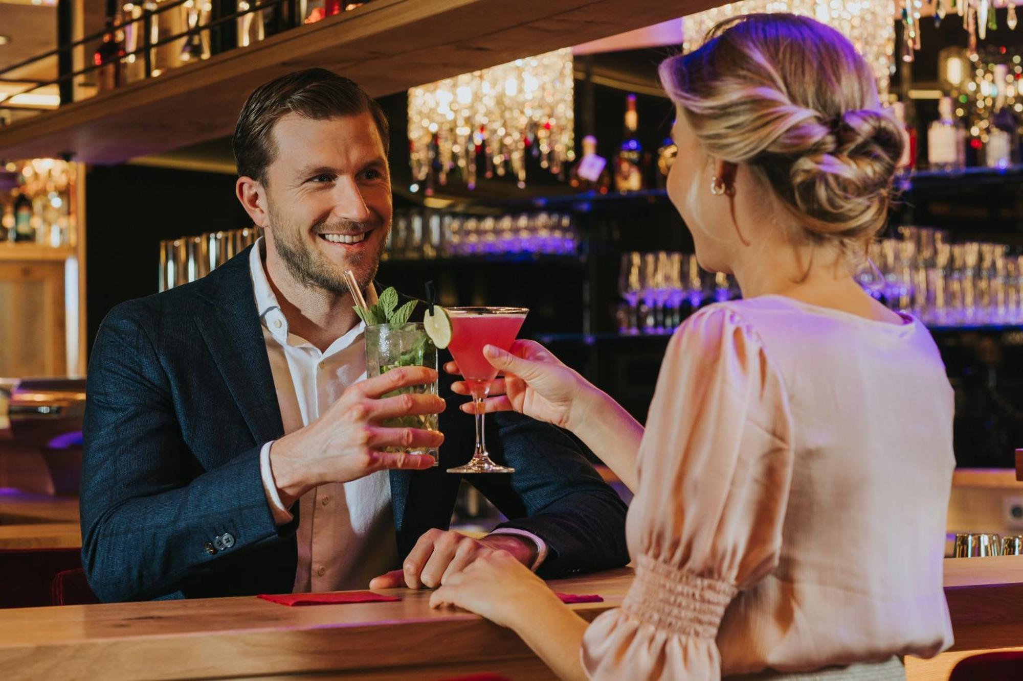 Ortner'S Resort บาดฟึสซิง ภายนอก รูปภาพ A couple drinking cocktails